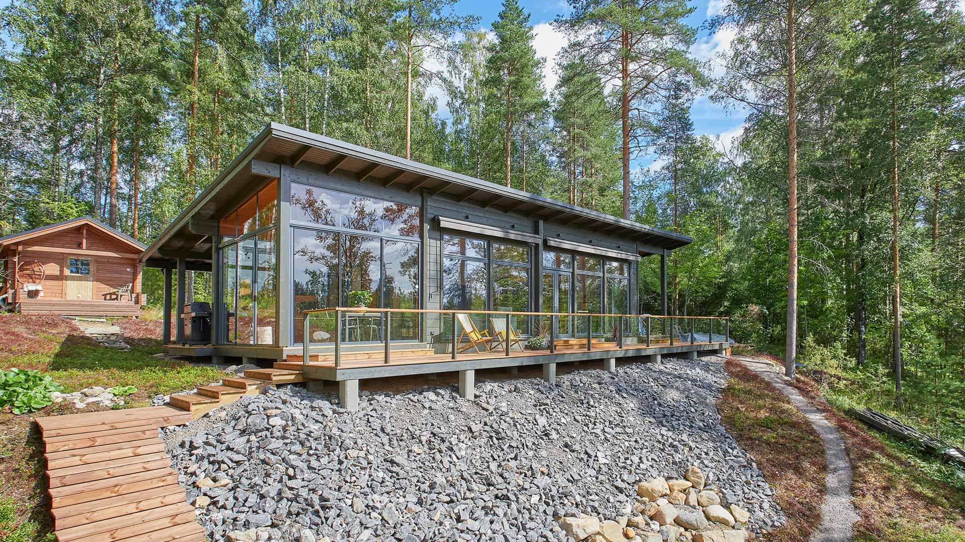 Villa Veikko on arkkitehdin suunnittelema moderni hirsihuvila, joka toteutettiin Kuusamo Hirsitalojen mökkipaketista.