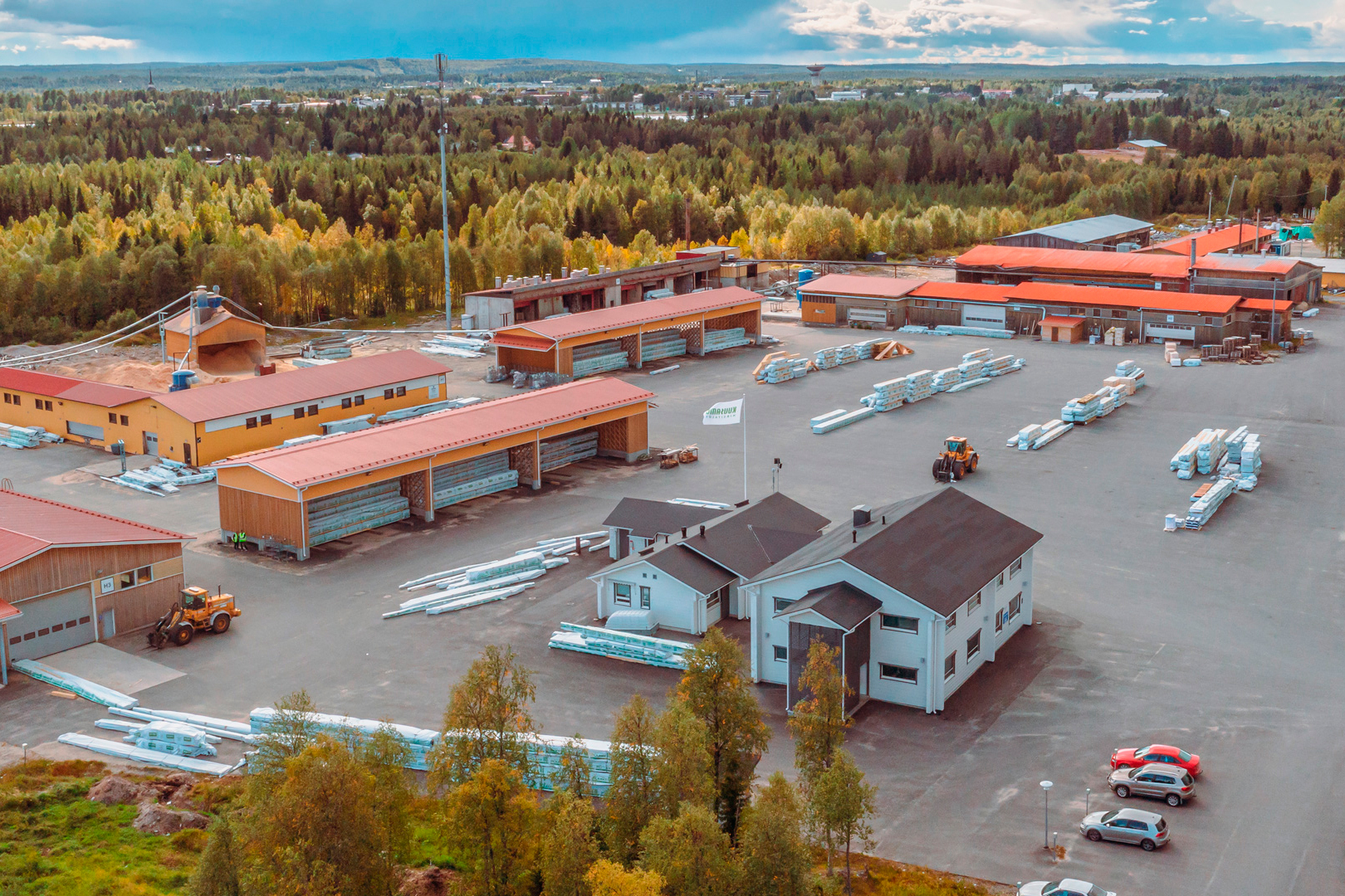 Ilmakuva Kuusamo Hirsitalojen tehdasalueesta.