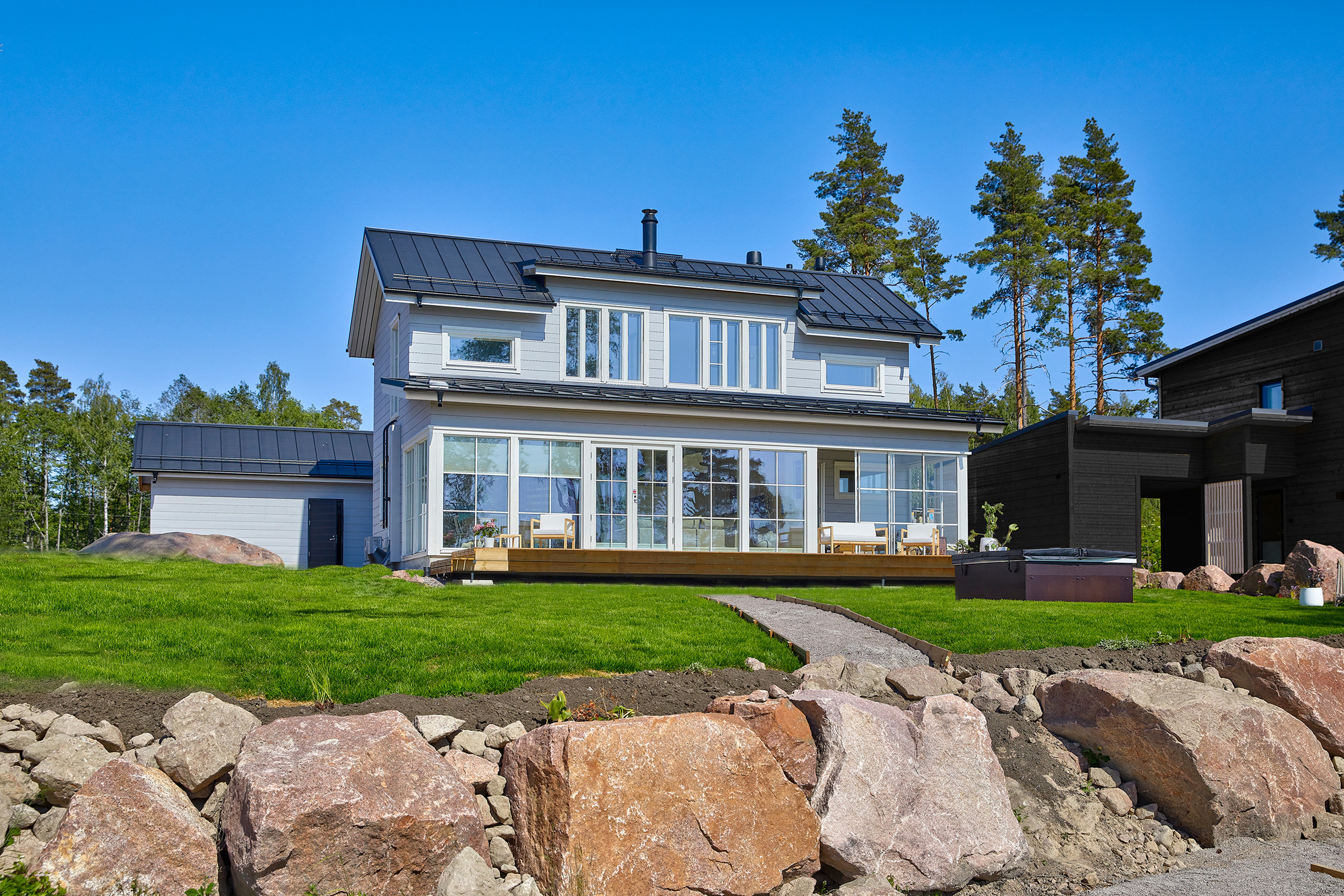 Villa Aurora on kaksikerroksinen harjakattoinen hirsitalo, joka on aika kapea, mutta leveä.