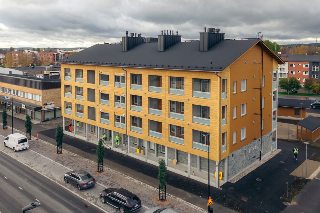 Ilmakuva hirsikerrostalosta pääkadulta päin. 