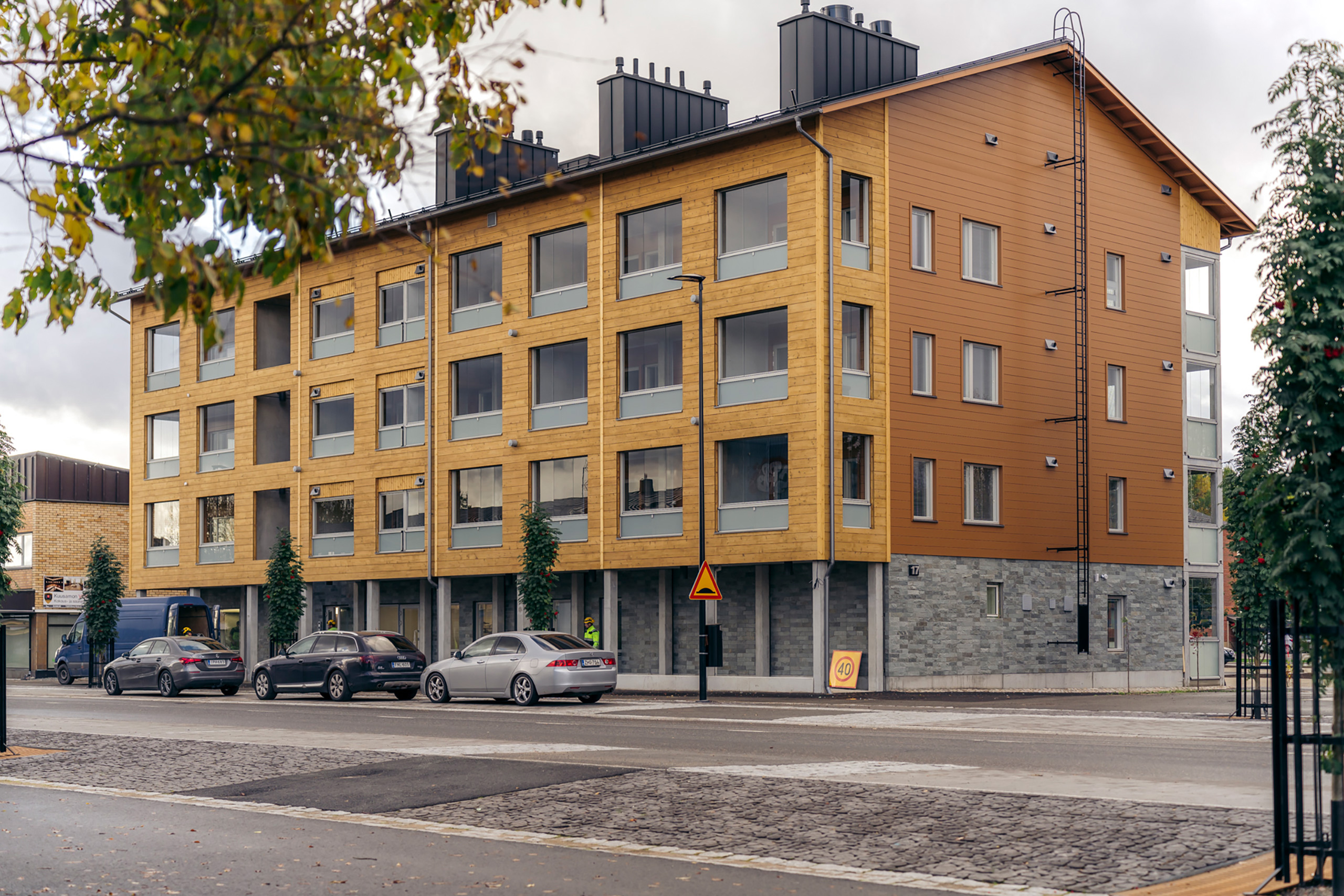Hirsikerrostalo, jossa on neljä asuinkerrosta ja harjakatto. Alin kerros on betonia ja kolme ylempää kerrosta on hirttä.