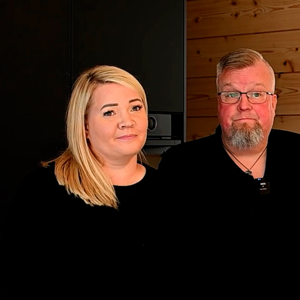 Anna ja Anssi kotinsa keittiössä.