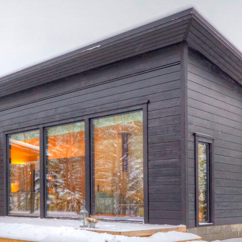 Log corner types: Example of a log house with mitred corners.