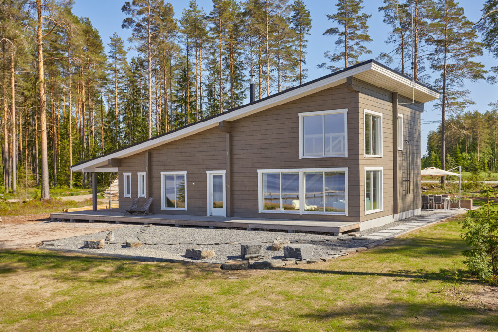 Hyvä esimerkki modernista hirsirakentamisesta on pulpettikattoinen Saapunki hirsihuvila, jossa katto nousee pitkän sivun suuntaisesti.