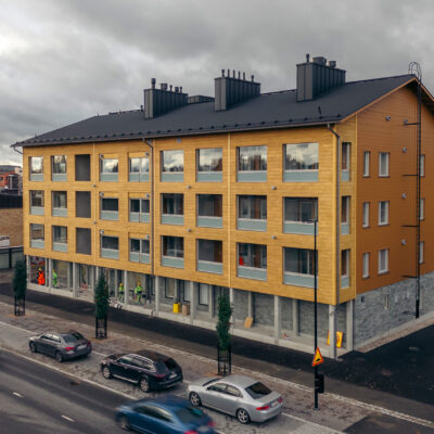 Hirsikerrostalo Kuusamon pääkadun varrella.