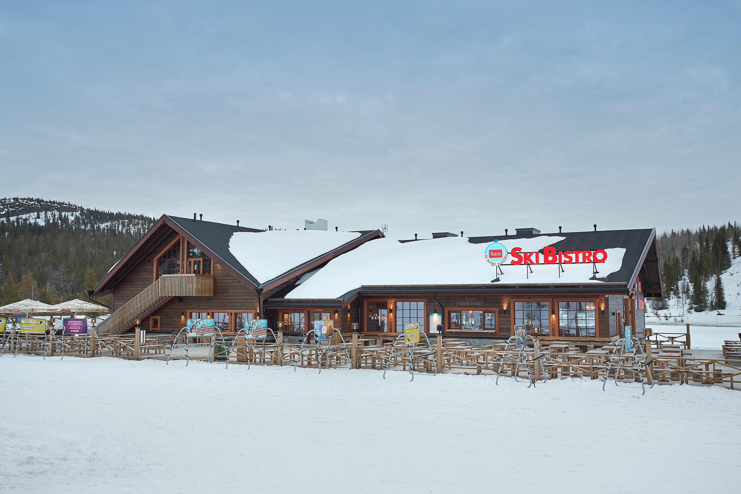 Rinneravintola Ski Bistro on väritykseltään tummanruskea.