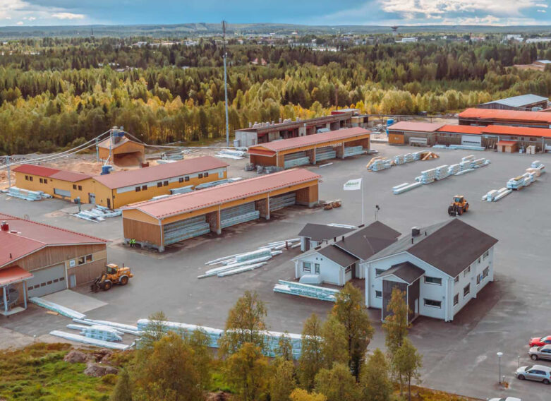 Ilmakuva Kuusamo Hirsitalojen tehdasalueesta.