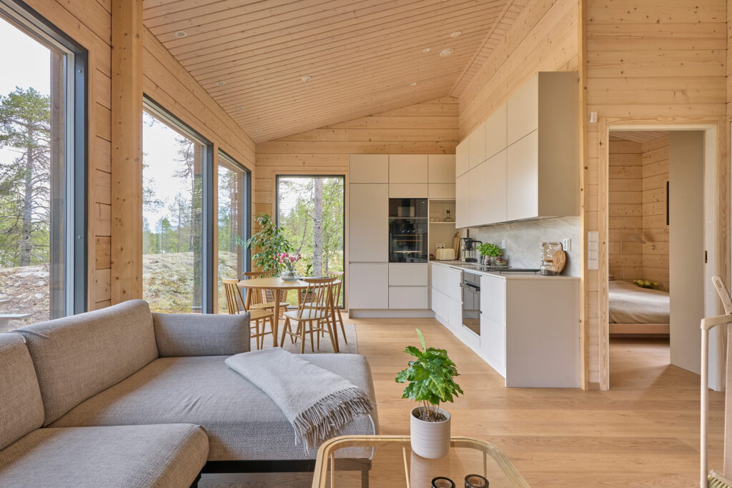 Fritidsbostader inreds ofta i olika trätoner. På bilden syns Virkkulas sällskapsyta i trätoner.