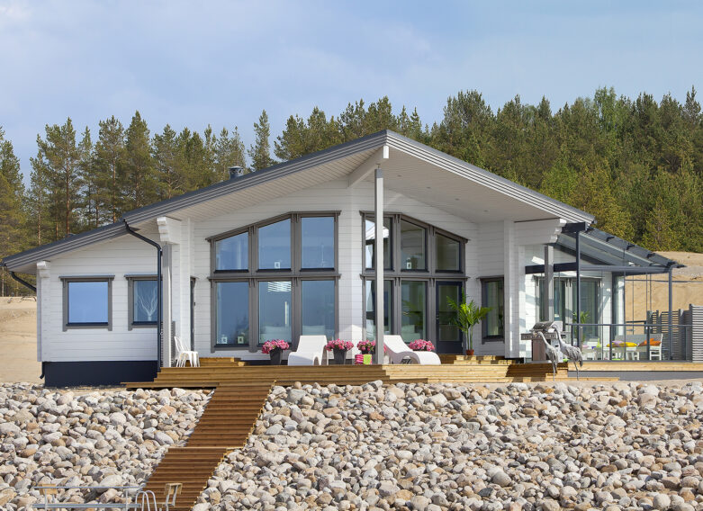 A white Nuuna log house featuring grey accents.