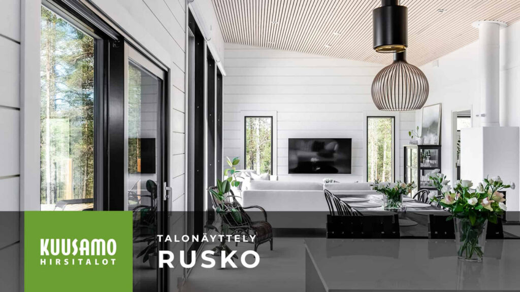 Kuva Hirsikoti Ruskon oleskelutilasta, jossa on sisustuksessa käytetty niin valkoista kuin mustaa. 