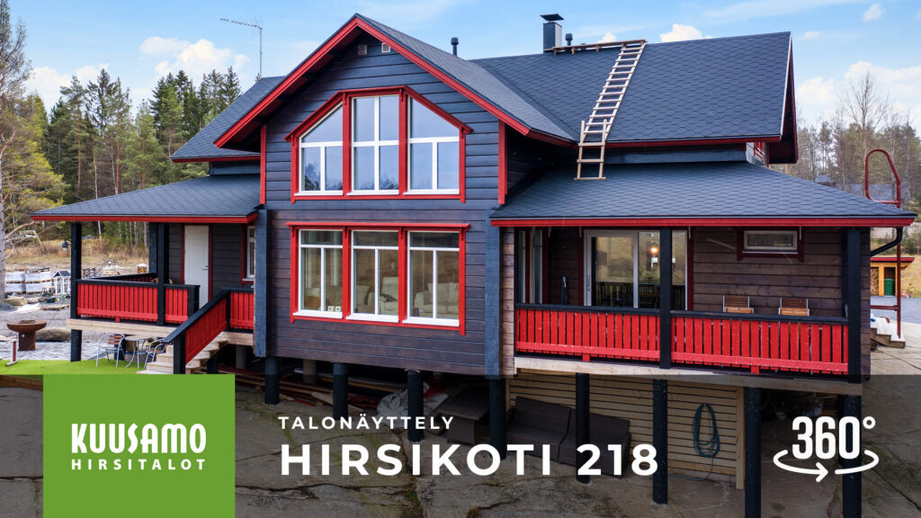 Harjakattoisessa kaksikerroksissa hirsitalossa on useita kattolyhtyjä. Terassi kiertää taloa.