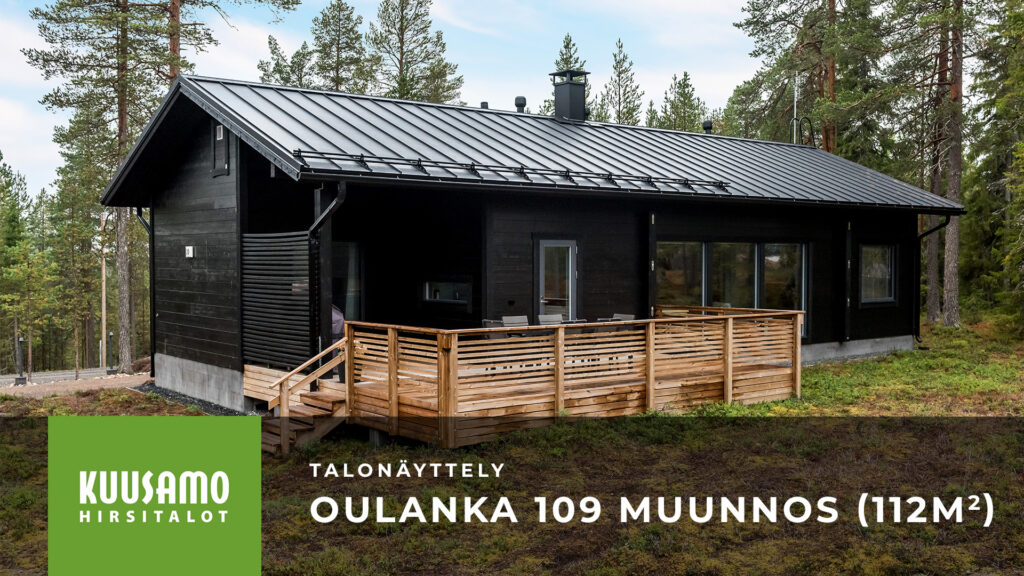 Harjakattoinen, tummanruskea hirsitalo.