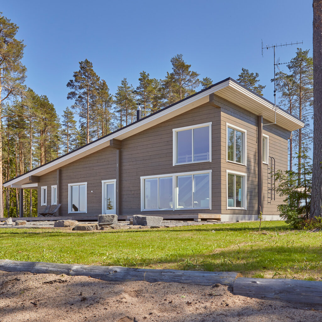 Modernt Saapunki-timmerhus med jirknuter och stora fönster.