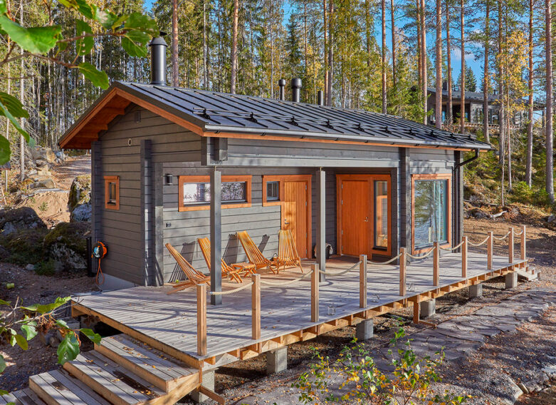Hirsisauna Vuomassa on harjakatto ja tilava terassi.