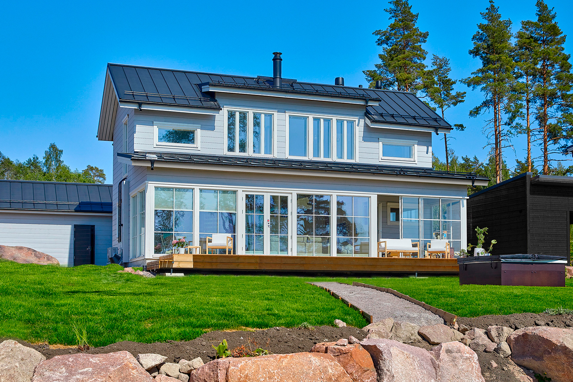 A charming 1.5-storey log house. Unlike modern styles, some of the windows are small and feature latticework.