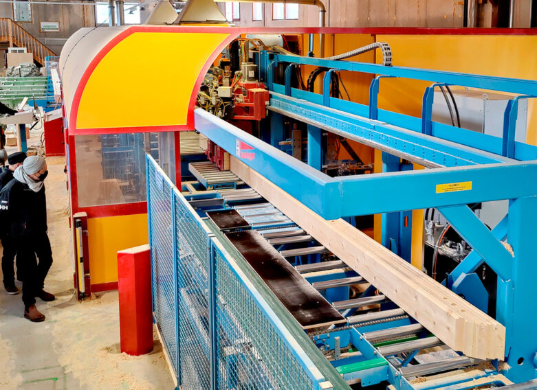 Marketing Manager Kari-Pekka is watching the log production on the Hundegger production line.