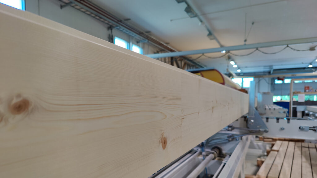 A photo of a log blank on its way to be processed at the Kuusamo Log Houses factory.