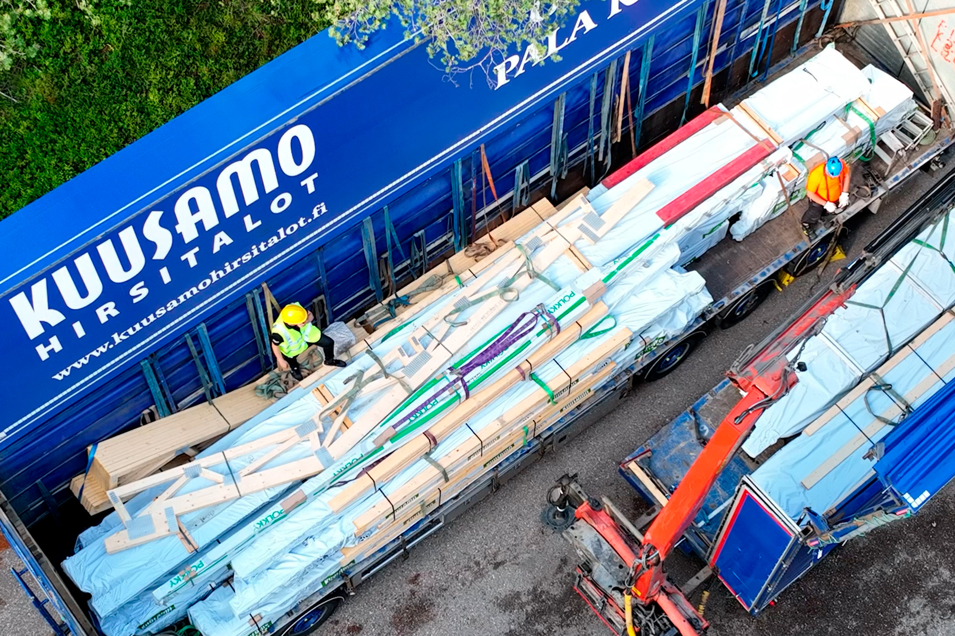 Yhdistelmäajoneuvon kärry sekä nuppi vierekkäin. Kärrystä nostetaan paketteja nuppiin, koska loppumatkaa ei pääse ajamaan yhdistelmällä.