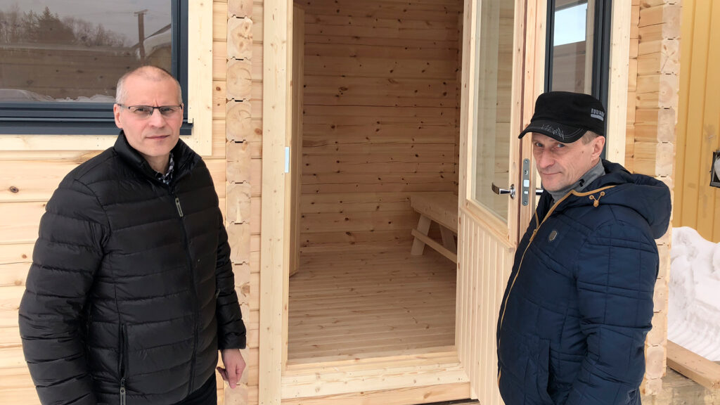 Yrittäjäveljekset Simo ja Arto hirsisaunan edustalla kuvattuna.