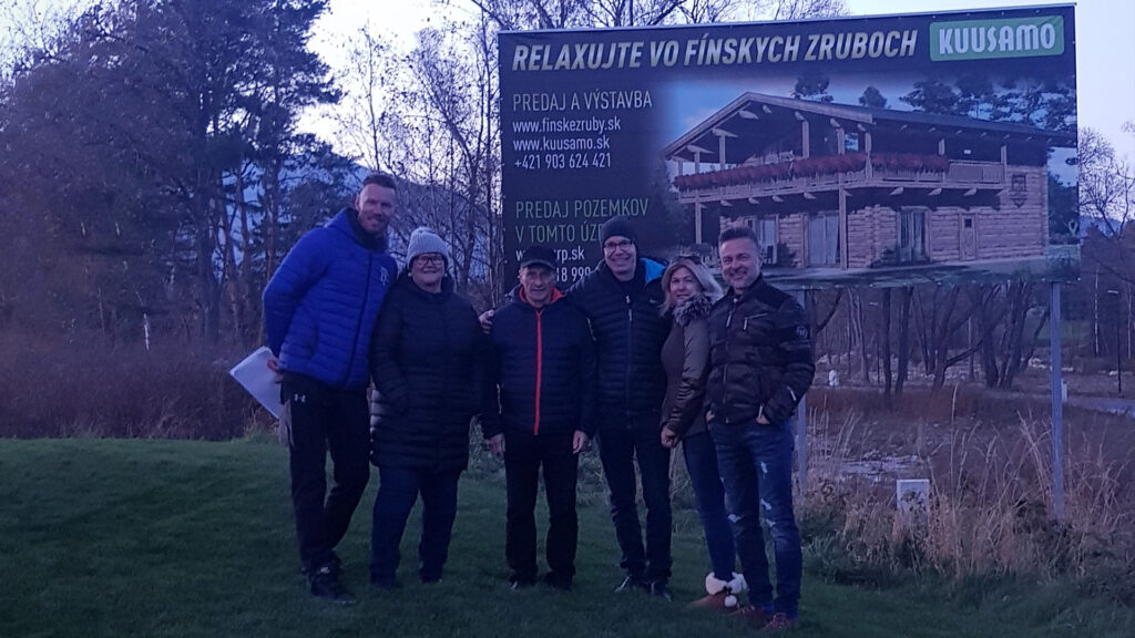 Kuusamo Hirsitalojen väkeä asiakkaiden kanssa yhteiskuvassa Slovakian reissussa.