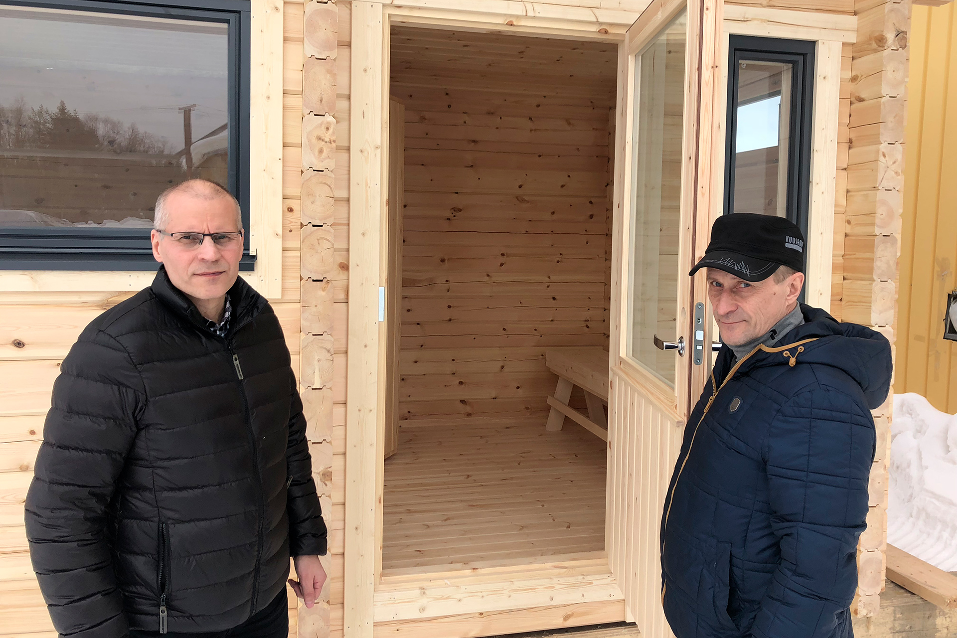 Yrittäjäveljekset Simo ja Arto hirsisaunan edustalla kuvattuna.