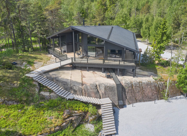 Kuusamo Kotipäivät esittelykohde Kustavissa on leijamaisen katon omaava Nuuna-hirsitalo.