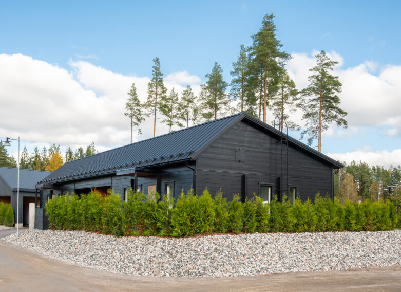 Epäsymmetrinen harjakatto antaa paritalolle persoonallisen ilmeen.