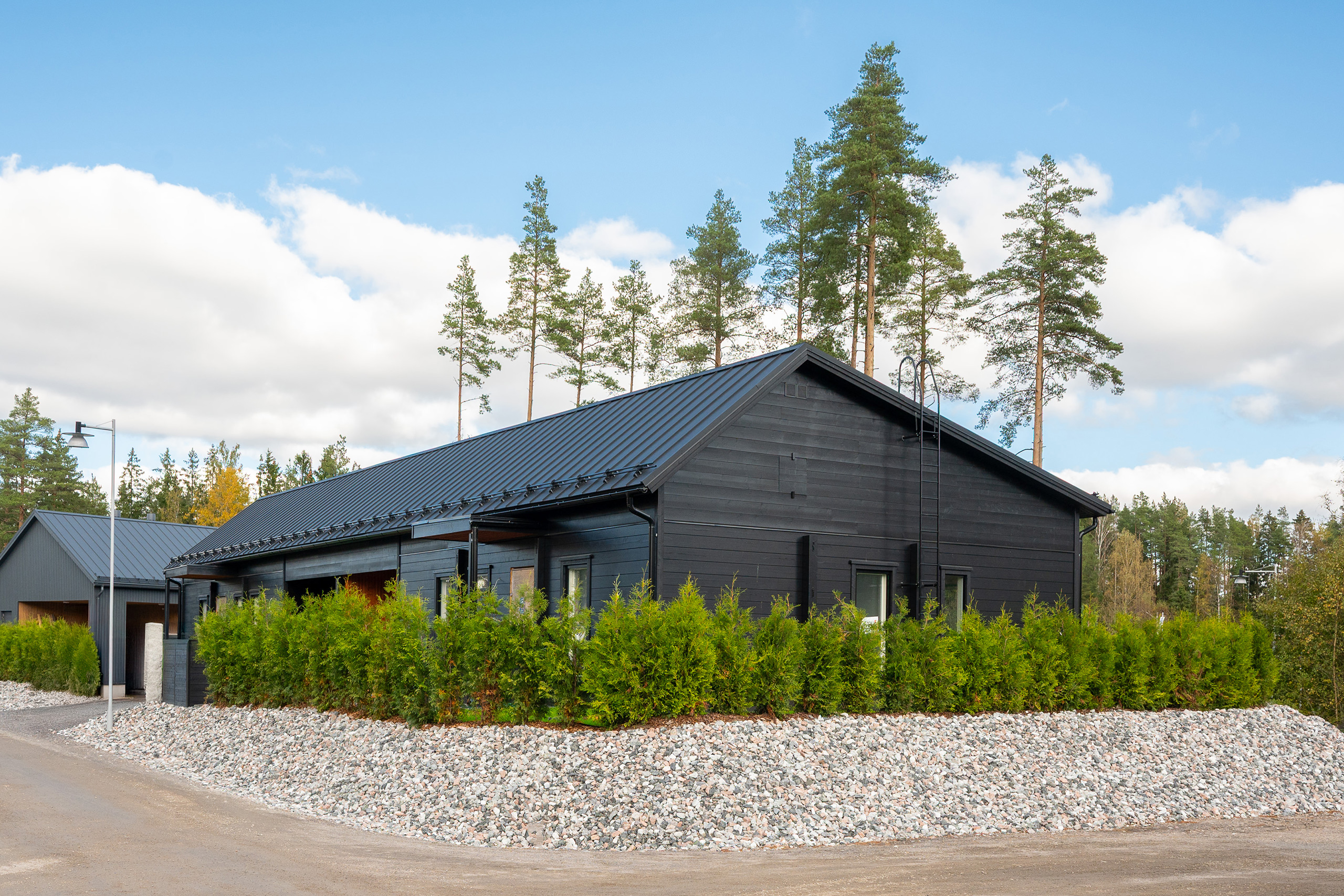 Epäsymmetrinen harjakatto antaa paritalolle persoonallisen ilmeen.