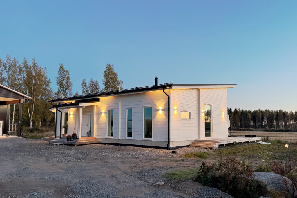 Pulpettikattoinen valkoinen hirsitalo on Alahärmän taloesittelykohde.